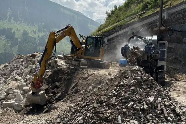 Erdbau Rasner Baustellenfoto mit Bagger und Erdbewegungen