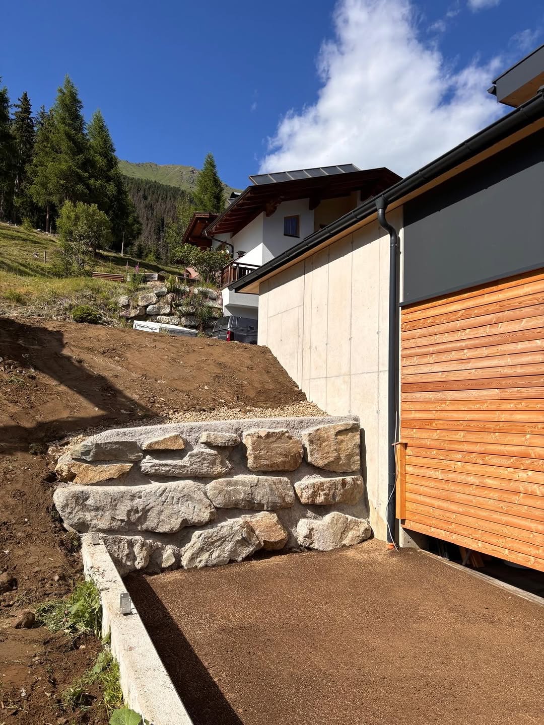 Gartengestaltung Natursteinmauer in Beton versetzt #caterpillar